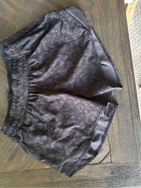 Lululemon Black Camo/ Leopard Print Hotty Hot LR 4” Shorts sz 6